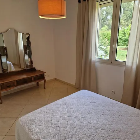 Maison Jumelee Cloturee アパート